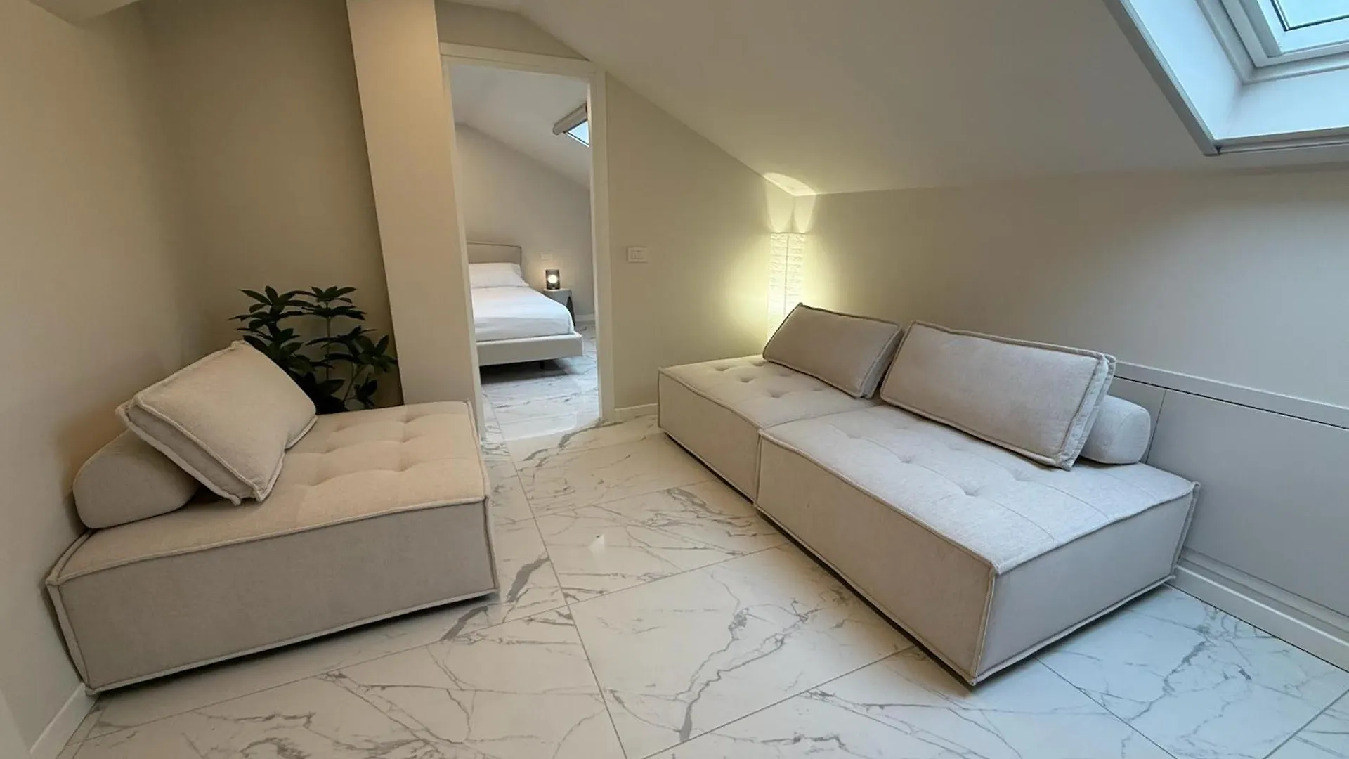 Attico Nel Cuore Di Milano contacts
